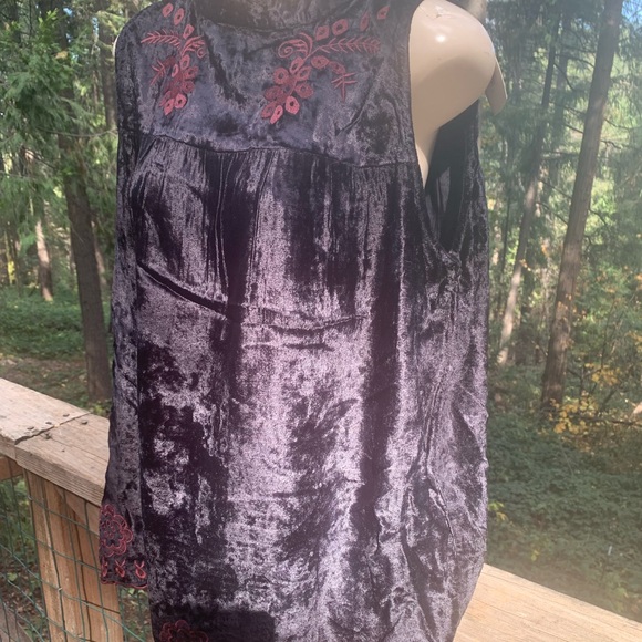 World Market black velvet brocade with burgundy floral embroidery tank top - Picture 5 of 9